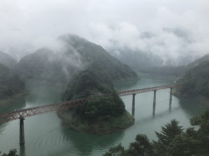 湖と奥大井湖上駅の景色