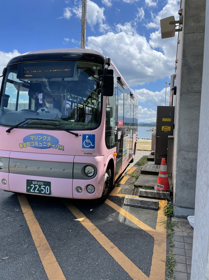 相島渡船待合所横に停まってるバス