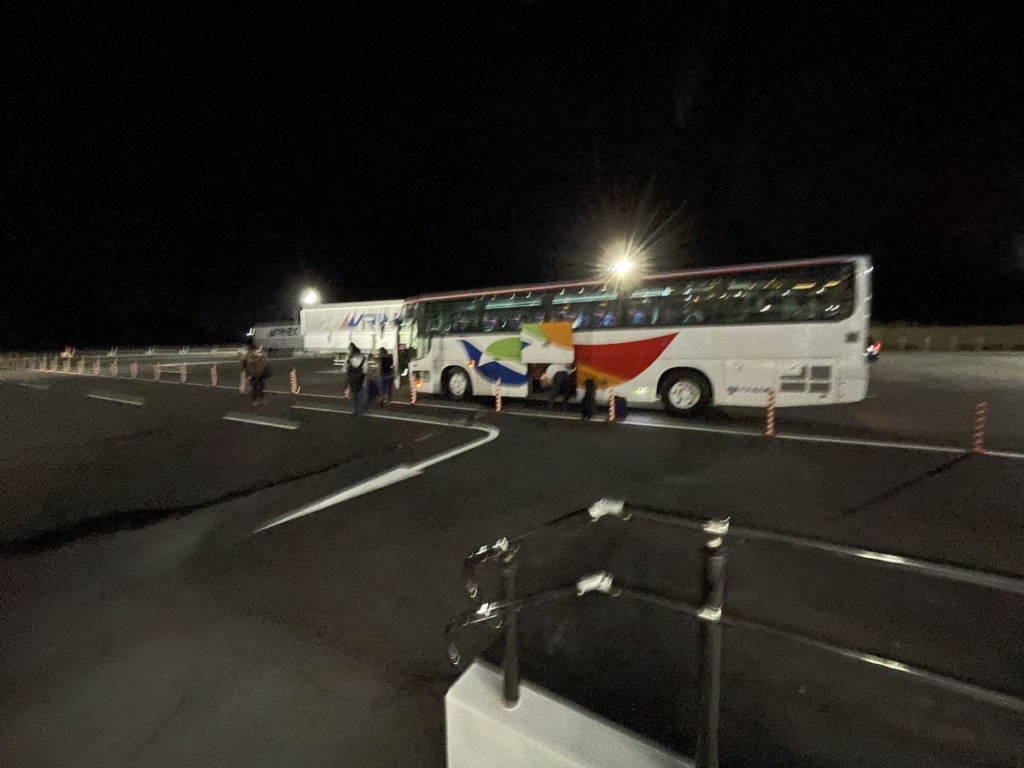 新門司港東京九州フェリーターミナル横に停まっている無料シャトルバスへ